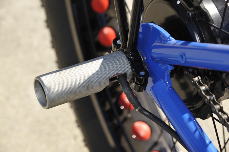 closeup of modified ebike peg for companion bike seat on a sondors ebike